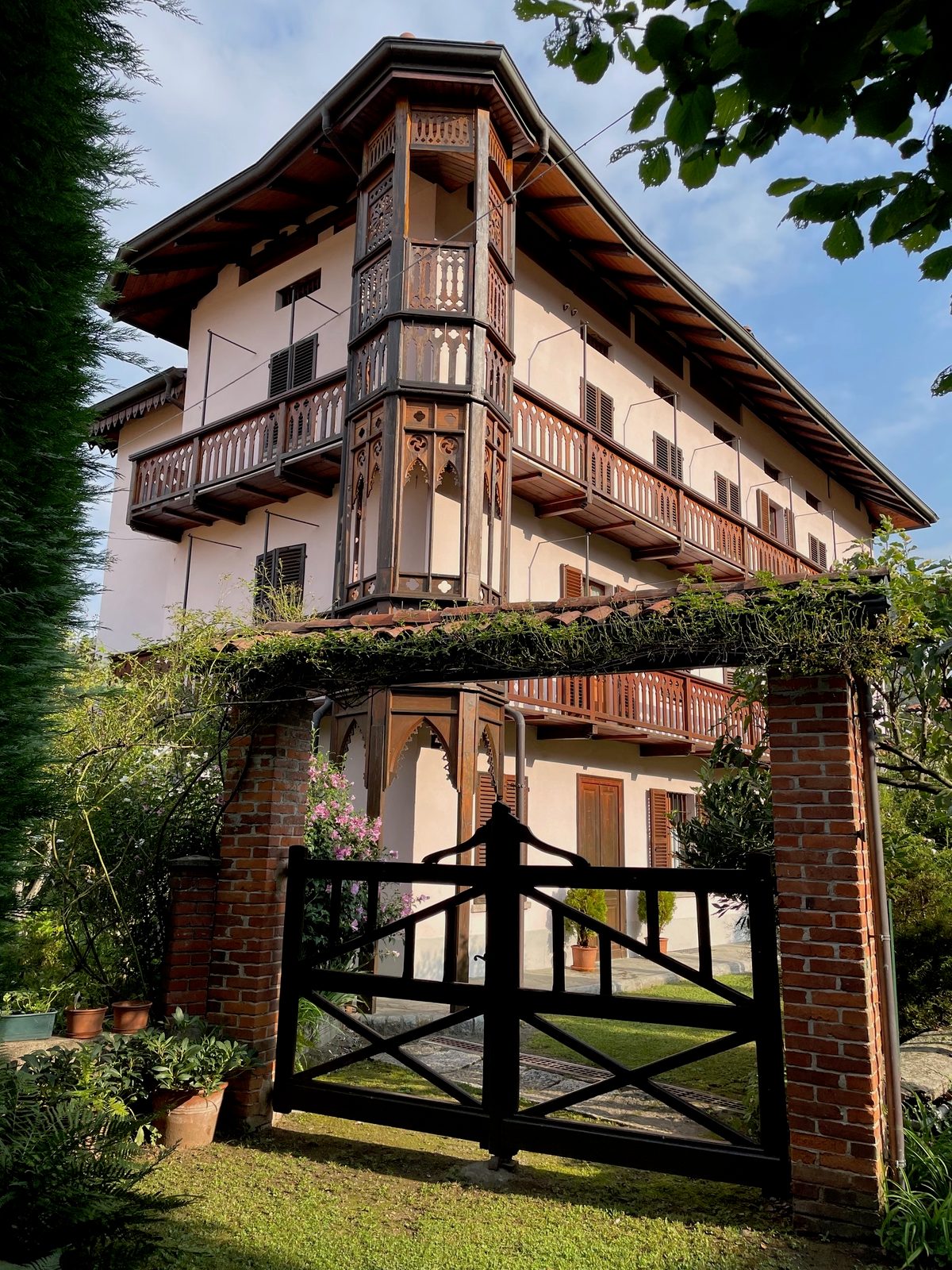 Villa storica con giardino e cancello in legno — dimora esclusiva per il tuo soggiorno