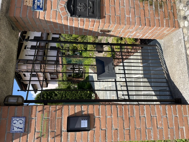 Ingresso della Dimora Fiorita con cancello in ferro