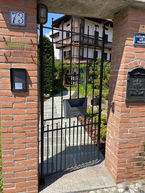 Ingresso della Dimora Fiorita con cancello in ferro