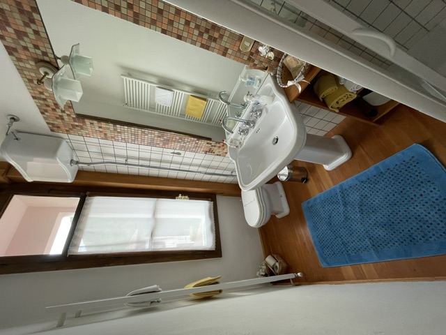 Bagno privato con lavabo e rivestimento a mosaico