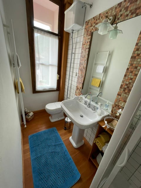 Bagno privato con lavabo e rivestimento a mosaico