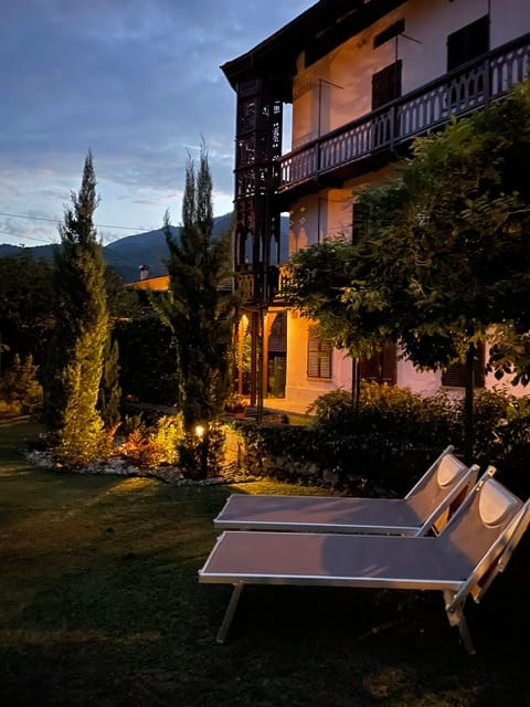 La dimora al tramonto con lettini prendisole in giardino